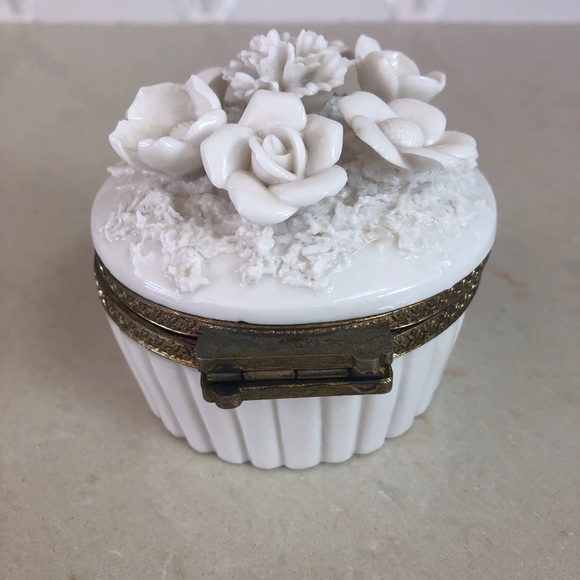 Vintage White Porcelain Vanity Box Flowers Italy - Picture 8 of 8